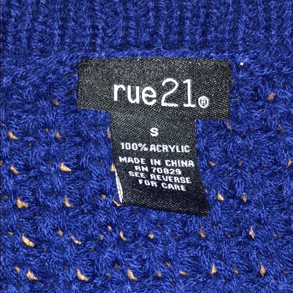 3 sweaters - Picture 3 of 8
